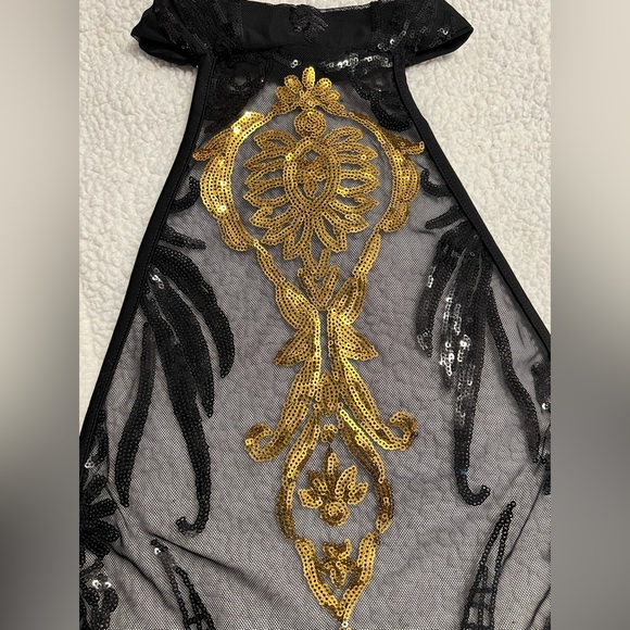 ⭐️Black & Gold Halter Maxi Dress - Picture 4 of 11